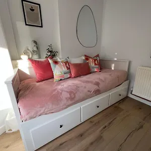 Holiday home 2025 Award Winner Peach House - 4 Bedrooms, Liverpool